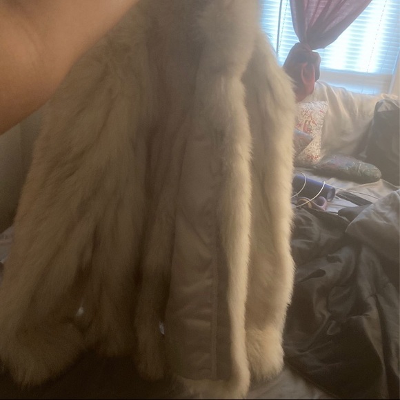 FOX FUR COAT - Picture 4 of 4